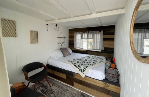 Sandusky Boat Rental | Midnight Retreat Houseboat @ SoLSTAY Marina