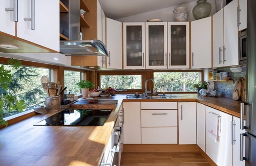 Flemingsberg Villa | Midsummer design dream in forest! Lake, hot tub, privacy & 15 mins to Stockholm