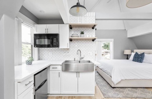 Mapleton/Fall Creek House | Midtown Modern Carriage Home by Major Attractions