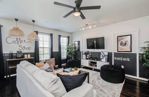 Central Business District Apartment | Midtown Urban Retreat | 2story 1BD/1.5BA Apartment