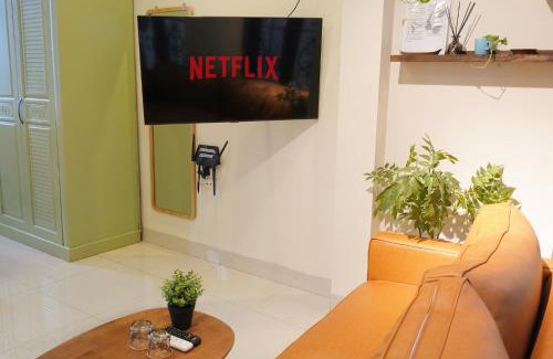 Hanoi Backpacker Quarter Apartment | Migo Housing - Hanoi Beer Street - Lift and Spacious - Ensuite Kitchen - Ensuite Bathroom