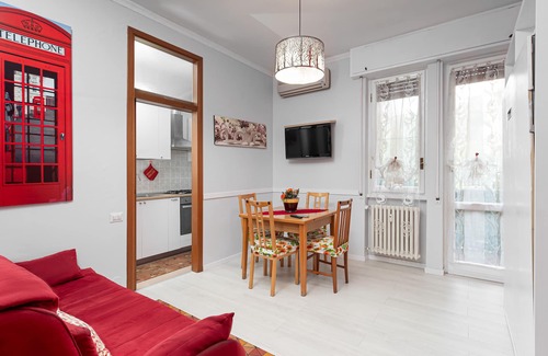 Villa San Giovanni Apartment | Milan: Easy flat in Milan next to the red line underground!