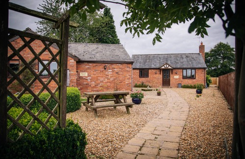 Malpas House | Millers House - Large three bedroomed bungalow in perfect rural setting.