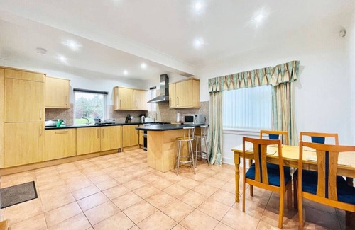 Glasgow House | Millerston House - on the edge of Glasgow with Parking