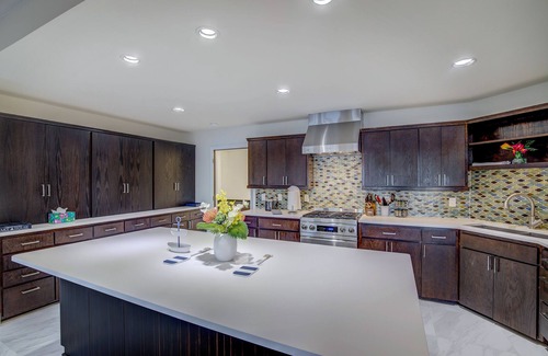 Rowlett House | Million Dollar Lake house with Hot tub, King bed Fast Wi-Fi
