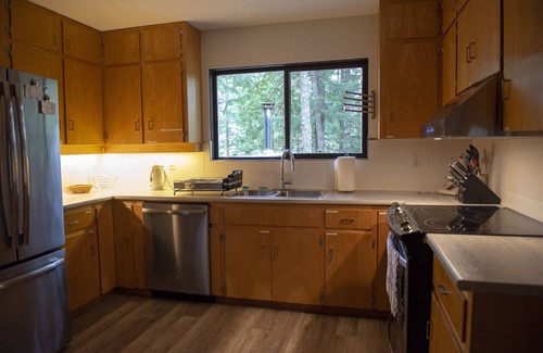 Sproat Lake House | Million Dollar View! Clear, Clean Sproat Lake. 2300.00 Canadian/Week