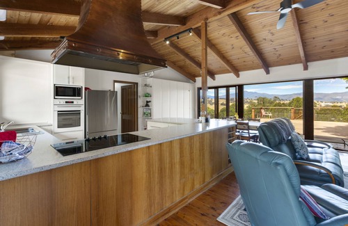 Merrijig House | Milpara Farm - 15mins from Mt Buller off mountain