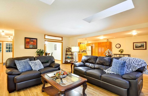 Oak Grove House | Milwaukie Home w/Covered Porch: Dogs Welcome!