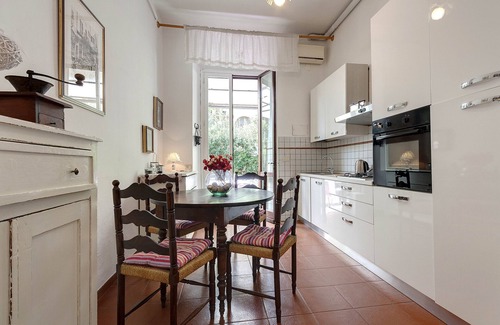 Santa Maria Novella Apartment | Mimi, spacious apartment with private garden in the heart of Florence