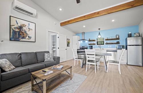 Fredericksburg House | Mimosa Waterfront with Hot Tub