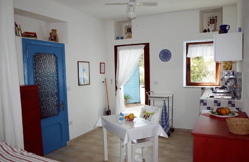 Cala Liberotto Apartment | Mini apartment with veranda and in a garden by the sea