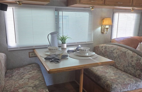 West Ridge House | Mini farm vibe stationary RV in No.n San Diego County with WiFi, AC. TV. Views.n
