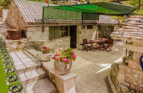 Omis Ski Chalet | Mini stone house