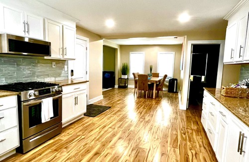 Springfield Condo | Mins from MGM, Downtown springfield, Mercy and Baystate Medical center.