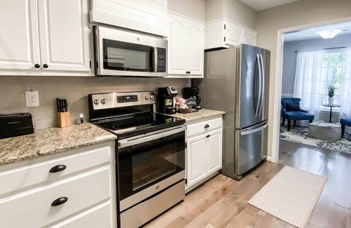 Madison House | Mins to Space Center & Downtown - Betty's Bungalow