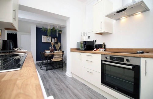 Adamsdown Apartment | Minster House by Tŷ SA