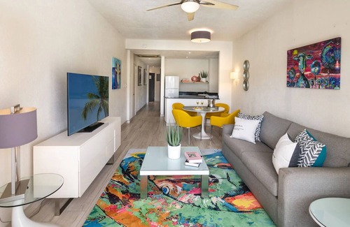 Blue Waters Hotel | Minutes to Dover Beach! Two Suites with Breakfast, Free Beach Sunbeds, Pool!