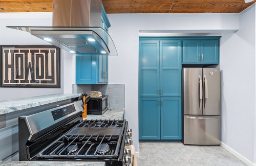 Highland Park House | Minutes to Downtown, Chef's Kitchen, Private Yard w/BBQ & Games