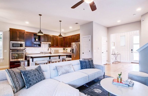 Holly House | Minutes to DT, BBQ Grill, NEW Summer Rates!