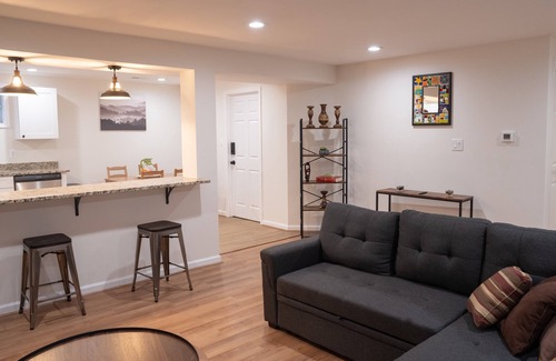 Northeast House | Minutes to Metro & Attractions! Free parking too!