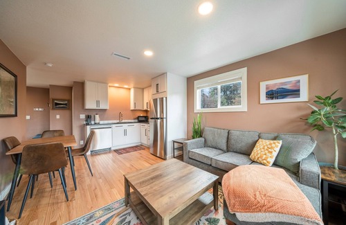 Sagewood House | Minutes to Mt. Bachelor & Lakes. Bonus sleep nook. Private fenced yard.