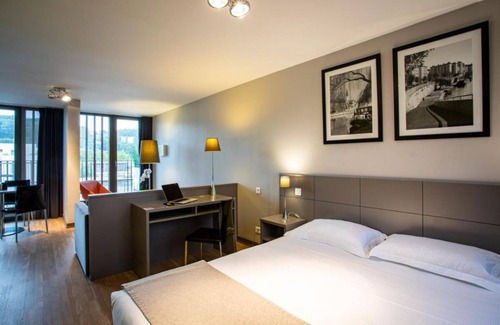 9th Arrondissement Hotel | Minutes to Tête d'Or Park! Pet-friendly Suite with City View and Kitchenette!
