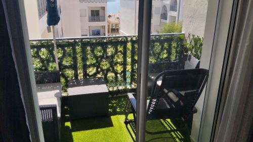Al Bahraoyine Apartment | MIRABAIE Appartement Cosy Family -Sur la colline de la baie de Tanger Terrasse Piscine Garage WiFi à 8 min en voiture de CAP Malabata et la corniche animée et des prestigieux cafés restaurants lounge