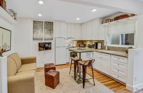 North Park House | Miracle on 34th Street - Luxury Courtyard Studio