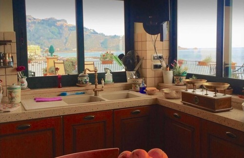 Giardini Naxos Apartment | Miriam Sea Front Apartment with SPA