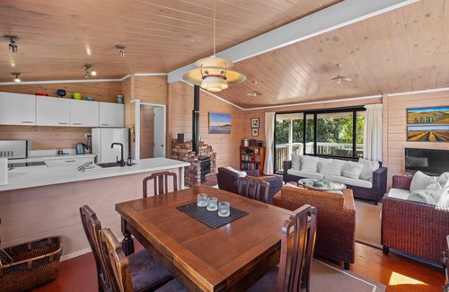 Palm Beach House | Miro Beach House at Palm Beach - Miro Cottage is a quintessential kiwi bach right next the white sands and lapping waves of picturesque palm beach. Accommodating up to 6 guests, with three bedrooms a good-sized family bathroom and open plan living ar