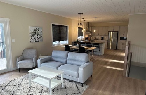 Camrose House | Mirror Lake Home - Close to shopping and walking paths!