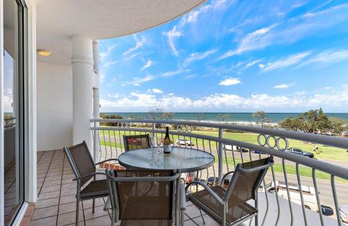 Alexandra Headland Apartment | Miss Alex l Beachfront Babe l Pool and Parking