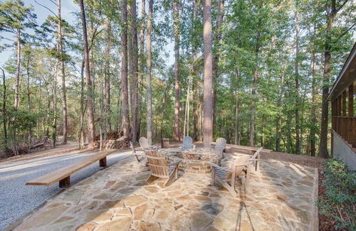 Tougaloo House | Mississippi Retreat with Hot Tub, Deck and Lake Views!