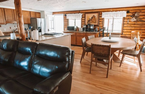 Cascade House | Missouri River Getaway- Riverfront