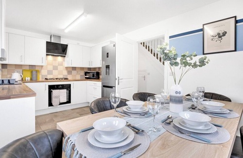 Newport Pagnell House | MKRetreat 6 bed house,sleep 7 guests,6 car parking