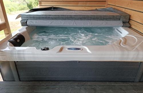 Cublize Ski Chalet | Mobil-home isolé avec jacuzzi - la Cubanière