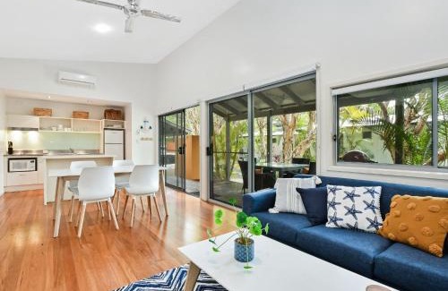 Boomerang Beach House | Mobys Resort 08