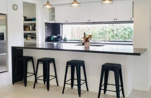 Rochedale House | Mod lux family home. 20m to Southbank & 30m to theme parks. A/C Pool Bball hoop