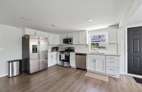 Oxbow House | Modern Mandon Retreat: All-Sports Lakefront, 4 Beds, Dock & Beach, Kayaks, Games