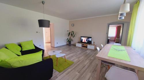 Nove Mesto nad Metuji Apartment | Moderní klidný apartmán v přírodě, s parkováním.