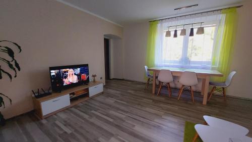Nove Mesto nad Metuji Apartment | Moderní klidný apartmán v přírodě, s parkováním.
