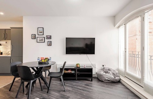 Cathedral Quarter Apartment | Modern 1-bed apartment in Belfast’s Cathedral Quarter. Sleeps 4 with king bed & sofa bed. Wi-Fi, smart TV, washer & kitchen. Walk to Titanic Belfast, Victoria Square, pubs, and SSE Arena. Ideal for couples, families or weekend getaways.