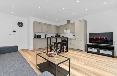 Addiscombe Apartment | Modern 1 Bedroom Stay, Balcony, East Croydon
