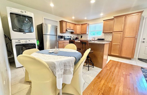 Danville Apartment | Modern 1-bedroom apartment in amazing Danville with garage, AC, WiFi