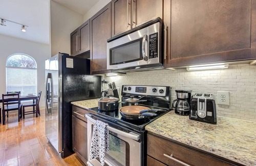 Braeswood Place Apartment | Modern 1-bedroom apartment in amazing Houston with Gym, WiFi, Pool, Free Parking