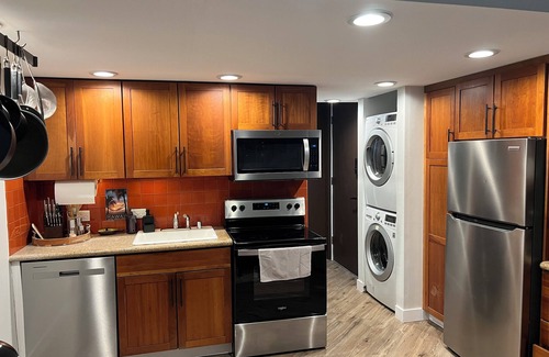Diamond Head - Kapahulu - St. Louis Condo | Modern 1-bedroom condo in lovely Honolulu with WiFi, AC, Parking