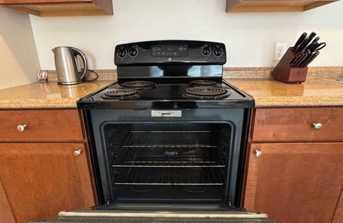 Amherst Center Apartment | Modern 1-bedroom Downtown apartment in enchanting Amherst with Full Kitchen/Wifi