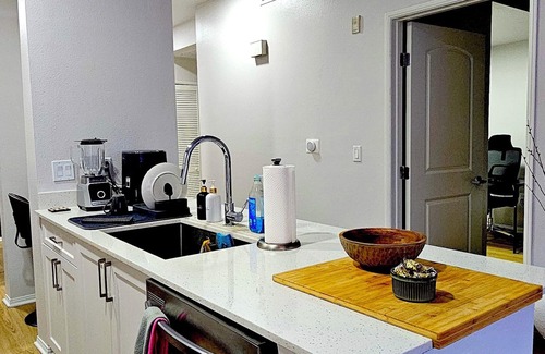 Woodland Hills Condo | Modern 1-Bedroom Retreat – Fully Furnished, Prime Location!