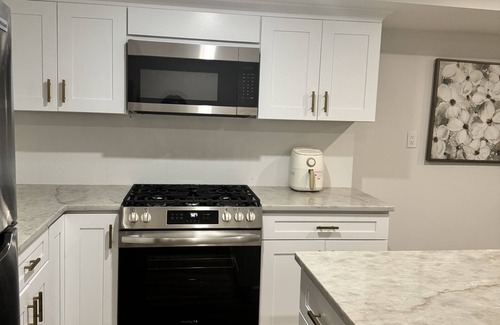 Communipaw Apartment | Modern 1 BR apartment in Downtown Jersey City near Light Rail and restaurants.
