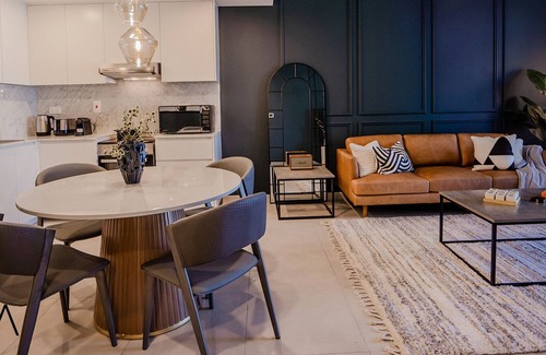 Discovery Gardens Apartment | Modern 1 BR in Rahaal 2